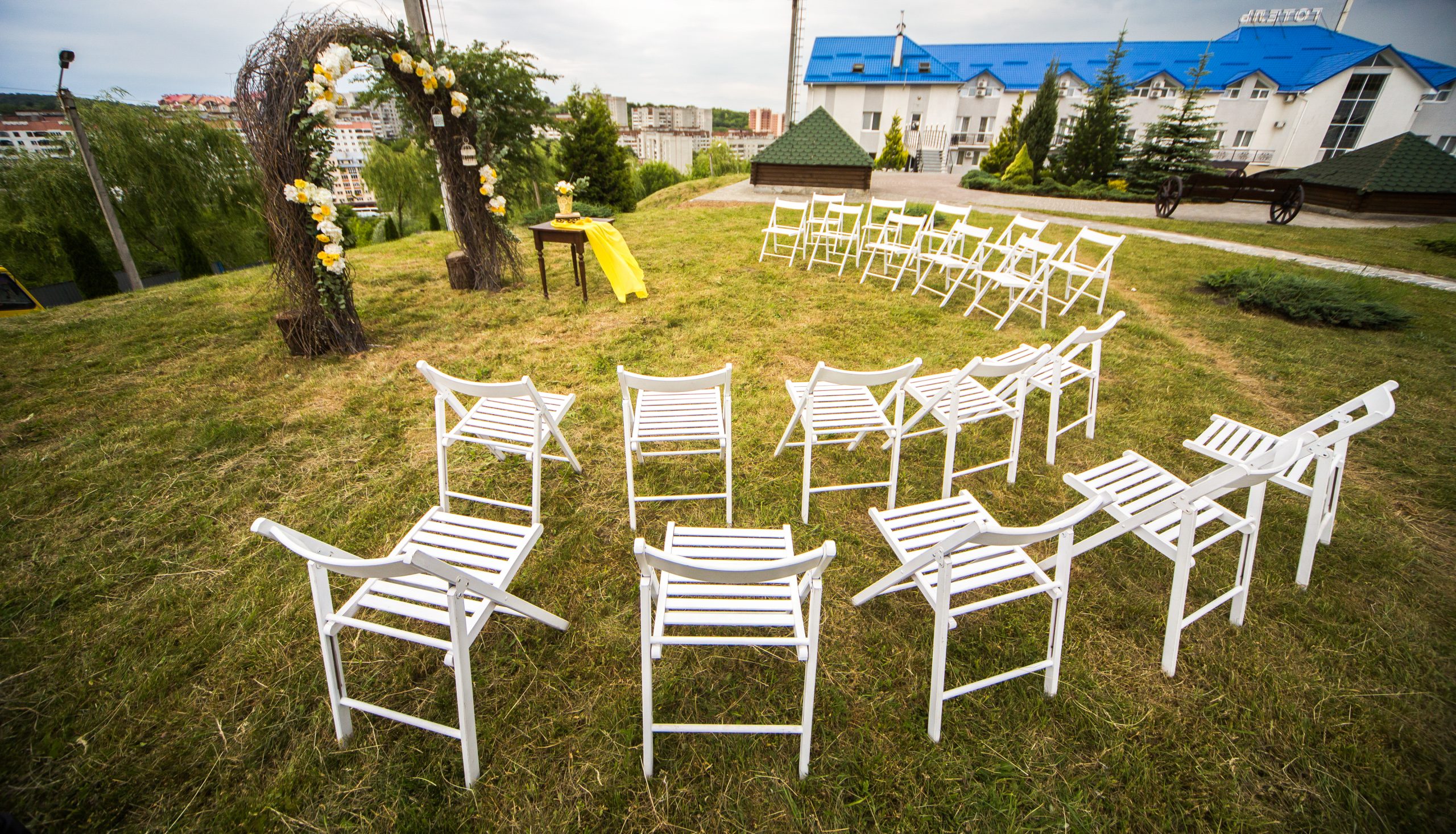 Meble eventowe ze sklejki – lekkie konstrukcje do zadań specjalnych